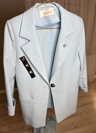 Костюм жіночий нарядний блакитного кольору