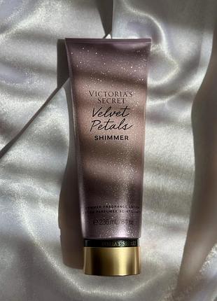 Парфумований лосьйон з шимером victoria's secret velvet petals shimmer