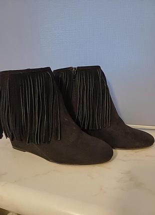 Ботильйони жіночі чорні на платформі,  напівсапожки з бахромою