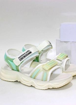 Спортивные ботинки на липучках