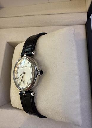 Швейцарський годинник з діамантами.