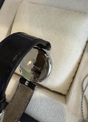 Швейцарський годинник з діамантами.