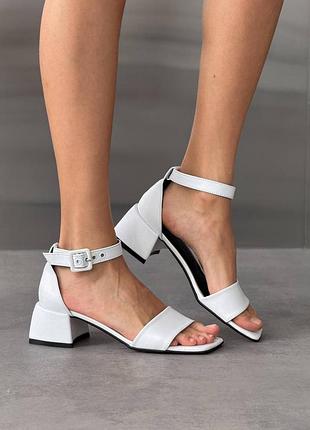 Босоніжки жіночі білі на підборах / білі шкіряні босоніжки на підборах