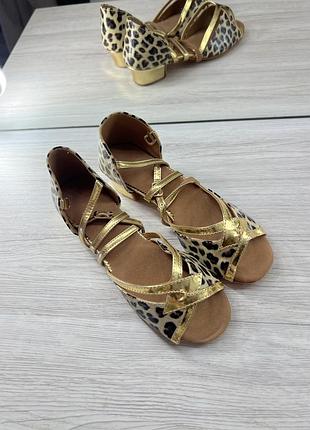 Нові туфлі для бальних танців