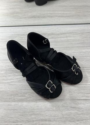 Нові чорні туфлі для бальних танців