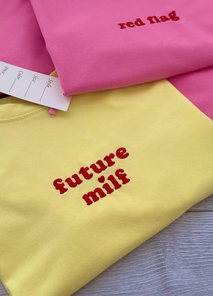 Футболка яркая надпись милфа future milf, red flag оверсайз пастель вышивка надпись8 фото