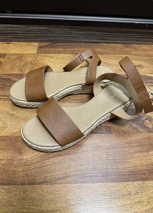 Босоніжки нові