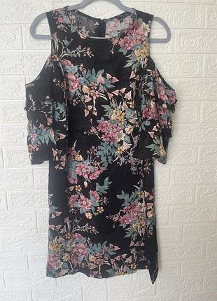 Сукня з відкритими плечима