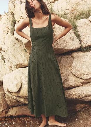 Платье средней длины с прорезной вышивкой