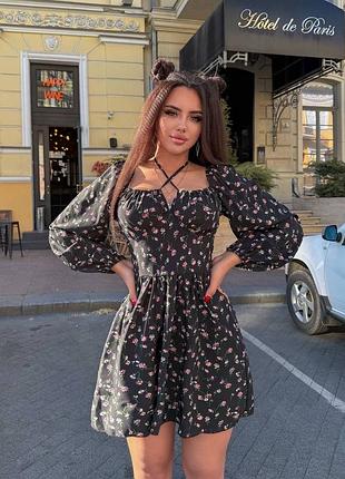 Коротка квіткова сукня з рукавами
