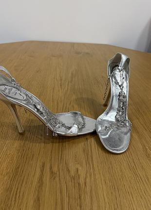 Нові шикарні босоніжки