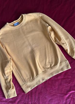 Красивый удобный желтый свитер свитшот