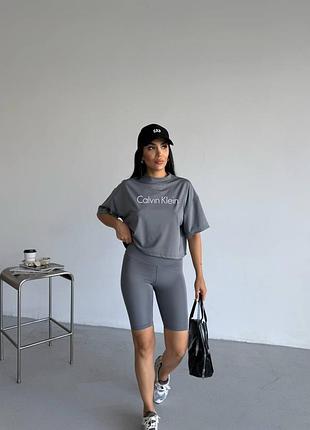 Костюм-двійка: велосипедки та футболка calvin klein. графіт, чорний, блакитний.