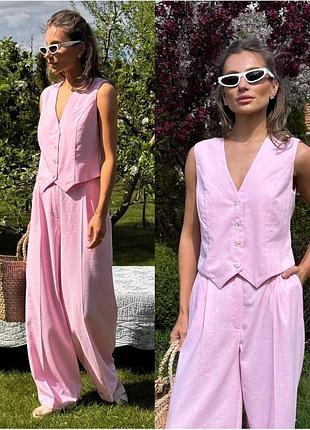 Легкий льняной костюм с брюками и жилетом на пуговицах