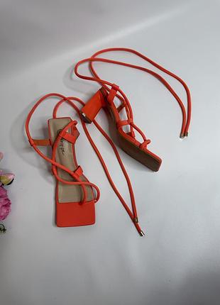 Босоніжки модні