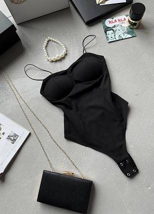 Ексклюзивний дизайнерський крій боді має високу посадку, трусики/бікіні.