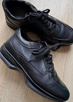 Кожаные кроссовки 38р