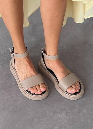 Бежеві натуральні шкіряні босоніжки з ремінцем закритою пʼятою на товстій підошві шкіра беж