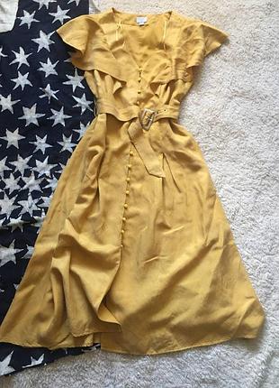 Гірчично-жовтого кольору сукня на гудзиках