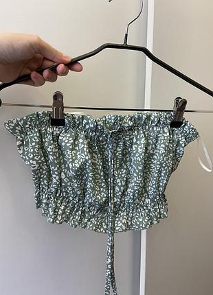 Топ жіночий від shein, розмір s , має завʼязки на шию , стан нового .