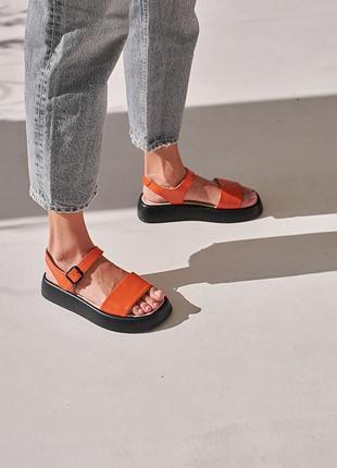 Босоножки оранжевые кожа натуральная толстая черная подошва v7-110-36o