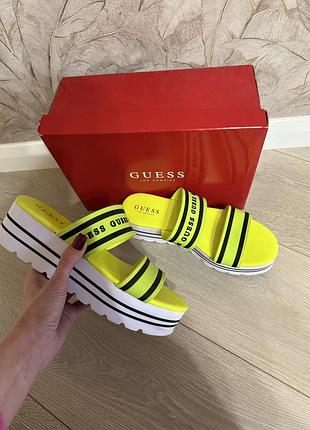 Фирменные шлепанцы на высокой подошве guess
