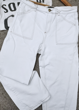 Белые модные джинсы