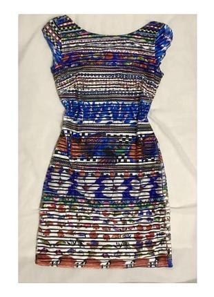 Desigual чудове плаття симпатичною яскравого забарвлення як нове відомого іспанського бренду