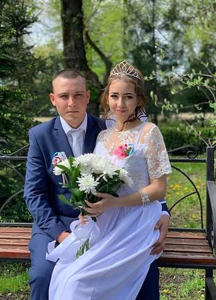 Продам платье вечернее в пол с кружевным верхом и пышной юбкой
0966615875