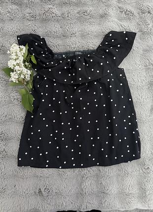 Чорна блуза в білий горошок.