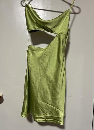 Вечірня атласна зелена сукня на бретелях з вирізом на талії р 40