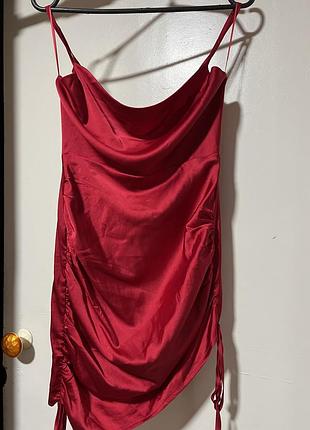 Вечірня червона сатинова асиметрична сукня на бретелях, з драпіруванням на завʼязках р 40