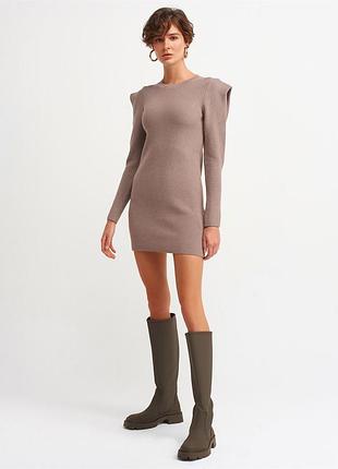 Сукня по фігурі з обʼємними плечима трикотажна плаття
