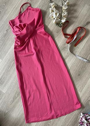 Рожева атласна сукня prettylittlething