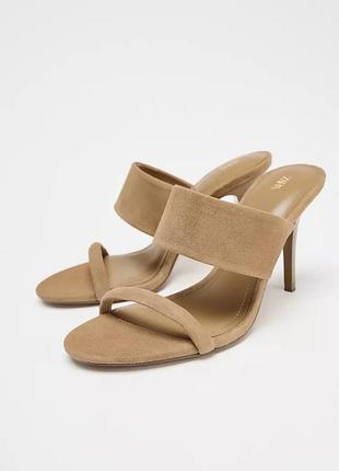 Замшевые сандалии на каблуке с ремешками