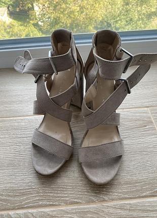 Босоніжки жіночі на підборах.розмір 37,5-38