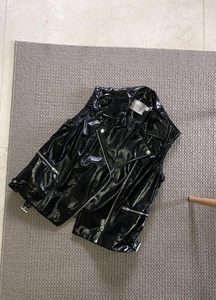 Лакована лак жилетка безрукавка лакированная желетка