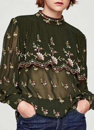 Блуза з вишивкою