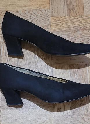 Туфли замшевые черные глубокие со скошенным каблуком испания стелька 24 см.