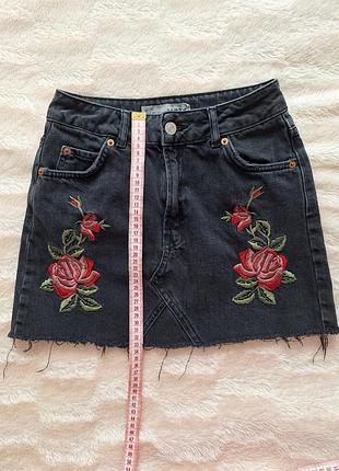 Джинсовая юбка topshop с вышивкой3 фото