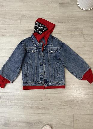 Джинсовая куртка с капюшоном