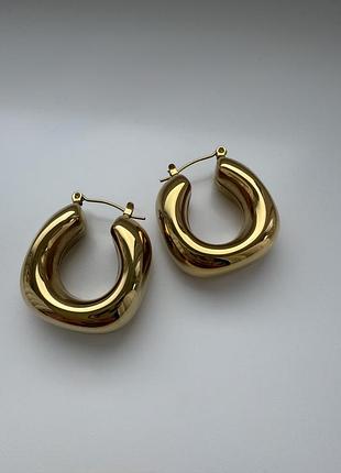 Масивні геометричні сережки з нержавіючої сталі.