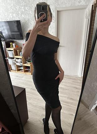 Чорне плаття , облягаюче