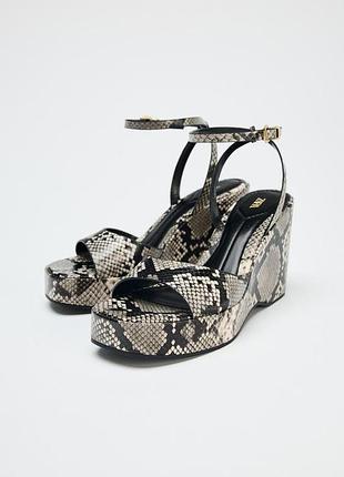 Босоніжки на танкетці з тваринним принтом zara