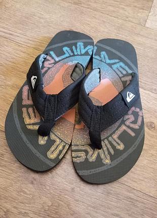 Шльопанці. в'єтнамки. quiksilver japonki layback. довжина підошви 26 сантиметрів.