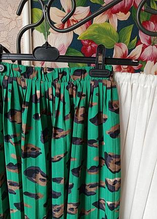 Стильна зелена плісерована юбка в принт primark.2 фото