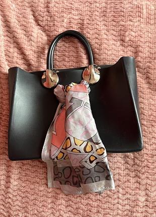 Зручна та містка сумочка