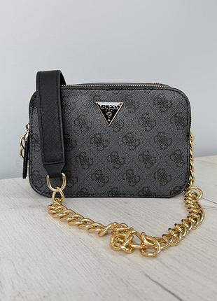 Сумка кросбоді на ланцюжку в стилі бренду guess