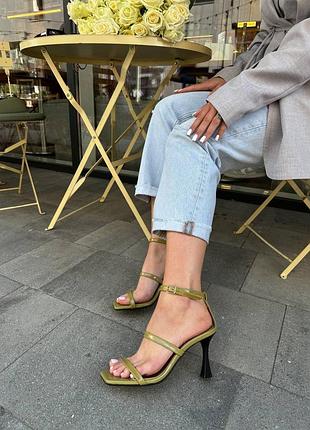 Элегантные и изысканные босоножки на удобном каблуке