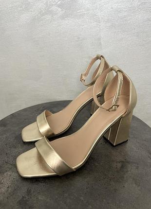 Сандалі only босоніжки святкові туфлі на грубому каблуку